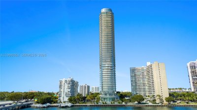 Comprar apartamento no Una Residences at Brickell 2003