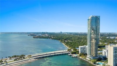 Comprar apartamento no Una Residences at Brickell 2003