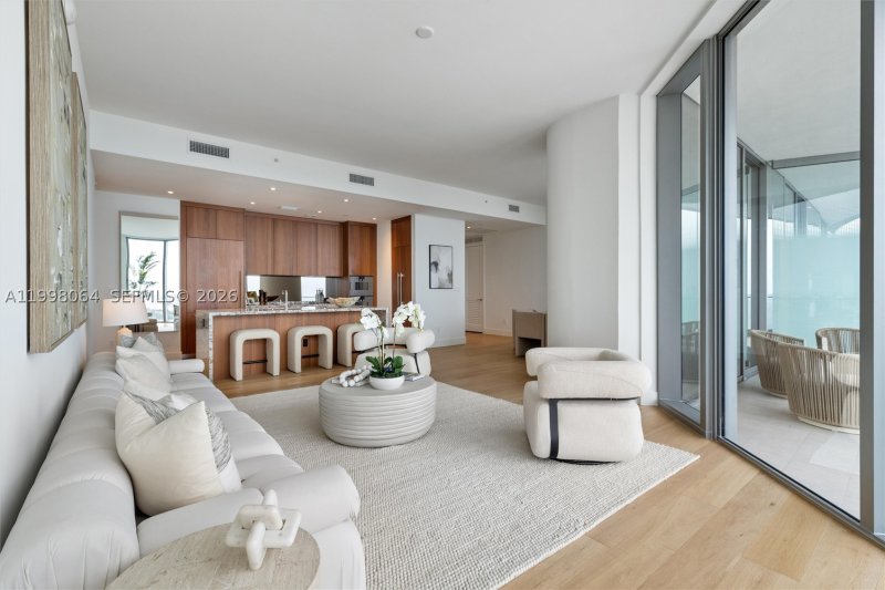 Comprar apartamento no Una Residences at Brickell 2003