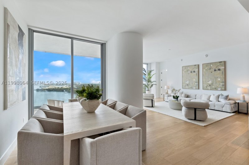 Comprar apartamento no Una Residences at Brickell 2003