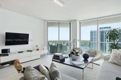 Comprar apartamento no Marina Palms Yacht Club 1905
