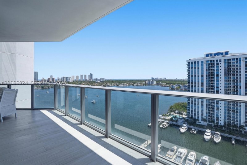 Comprar apartamento no Marina Palms Yacht Club 1905
