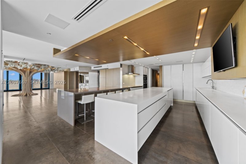 Condo for sale at Bal Harbour Tower Condo 6J