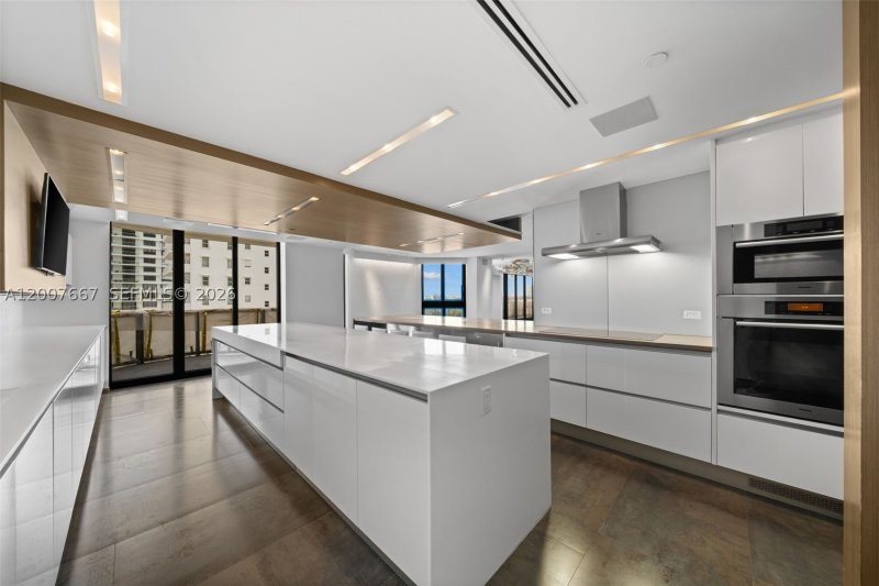 Condo for sale at Bal Harbour Tower Condo 6J