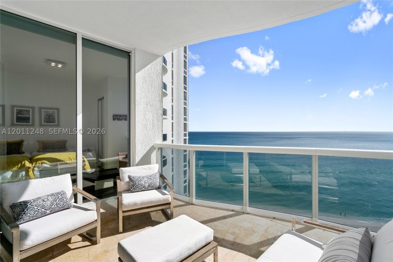 Condo for sale at Trump Tower Two 1206