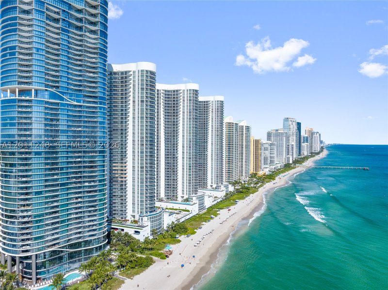 Condo for sale at Trump Tower Two 1206