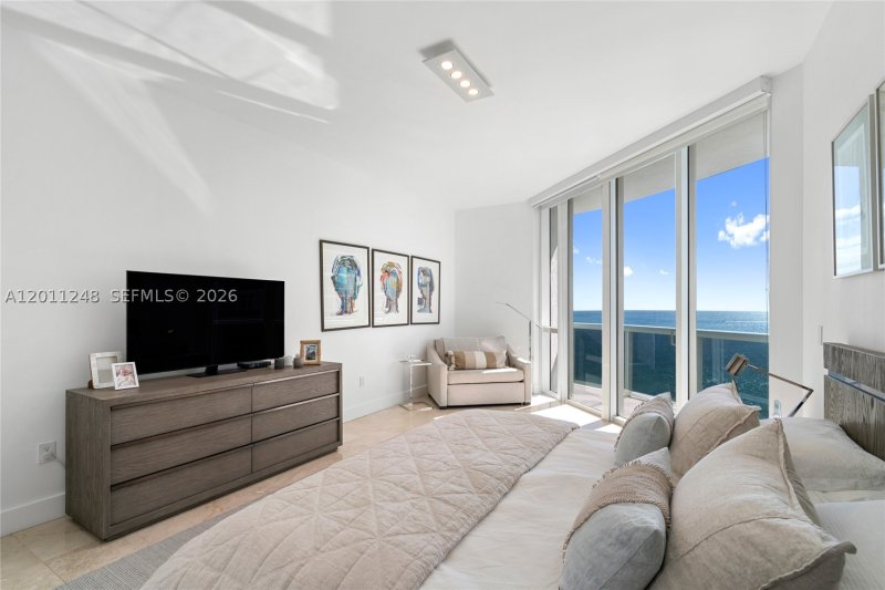 Condo for sale at Trump Tower Two 1206