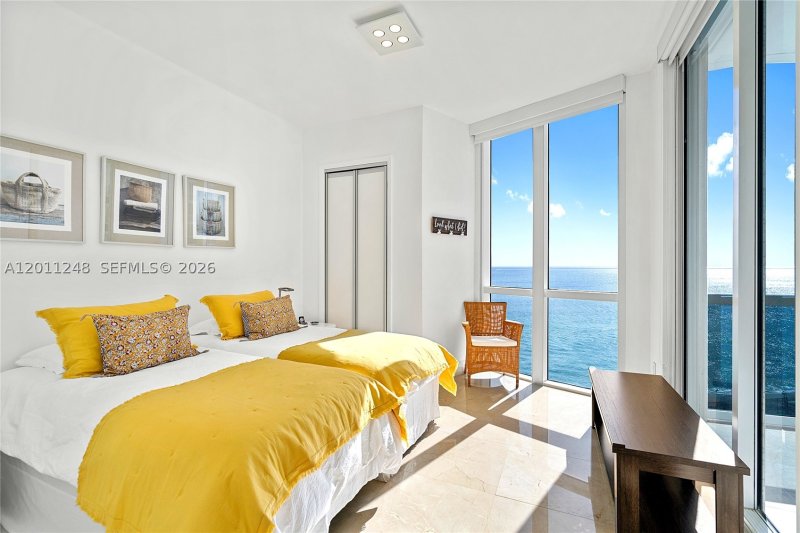 Condo for sale at Trump Tower Two 1206