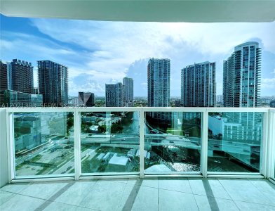 Comprar apartamento no Brickell on the River North 2307
