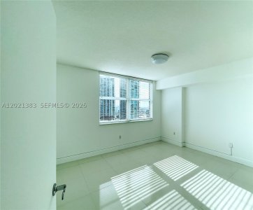 Comprar apartamento no Brickell on the River North 2307