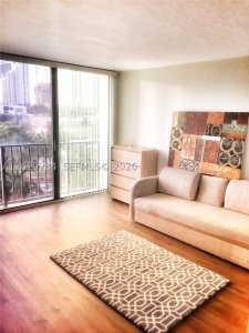 Aluguel de apartamento no Winston Towers 515