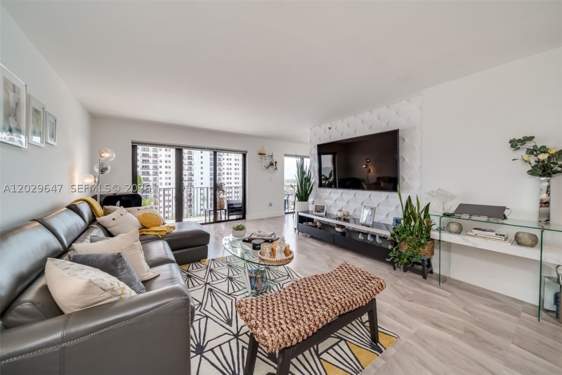 Condo for sale at The Summit 1105N