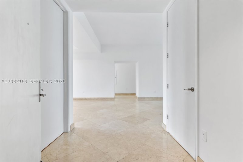Comprar apartamento no Trump Tower Two 904