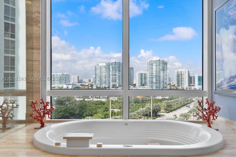 Comprar apartamento no Trump Tower Two 904