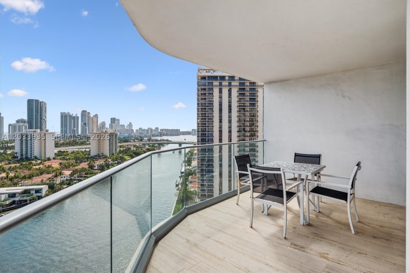 Comprar apartamento no Turnberry Isle 20H