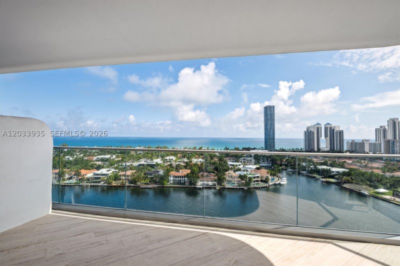 Comprar apartamento no Turnberry Isle 20H