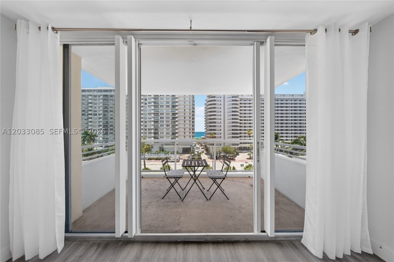 Comprar apartamento en 5600 Collins 7W