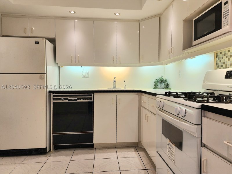 Condo for sale at Parker Plaza Estates 401