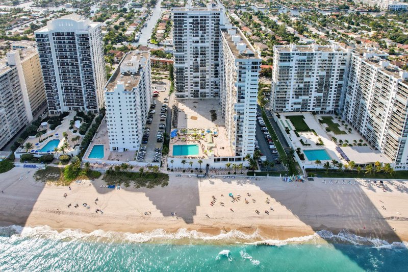 Condo for sale at Plaza South 14a