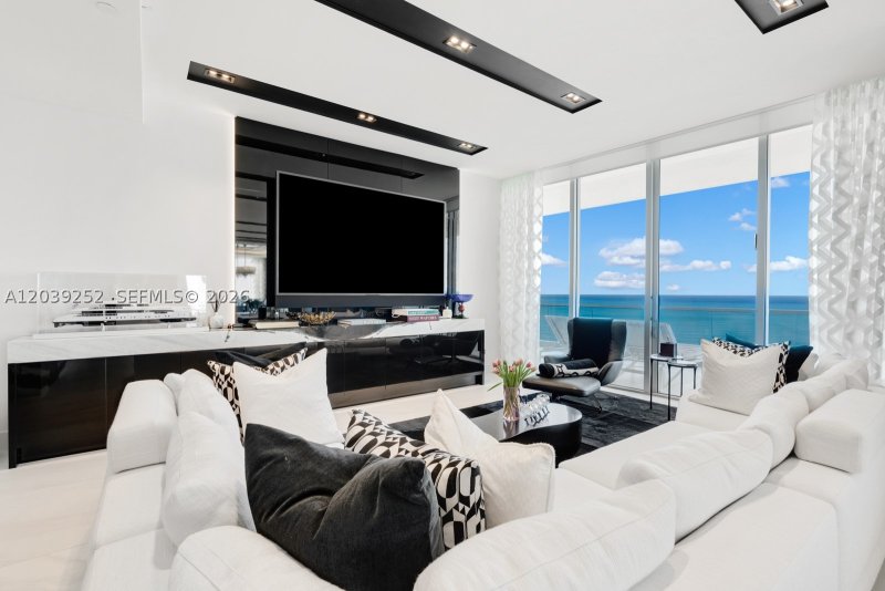 Comprar apartamento no Turnberry Ocean Club 2304