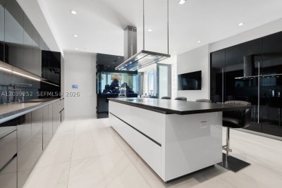 Comprar apartamento no Turnberry Ocean Club 2304