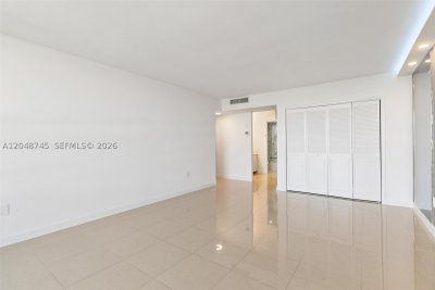 Aluguel de apartamento no Balmoral Condo 11-O