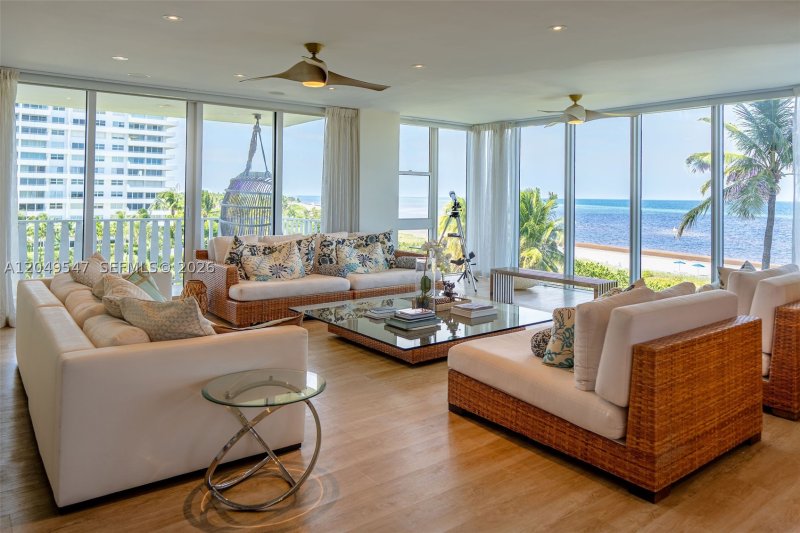 Condo for sale at Island House 501