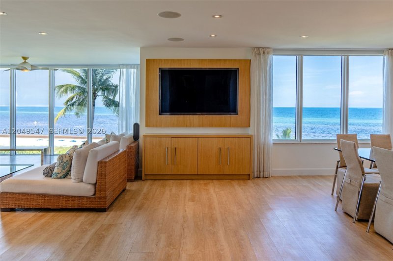 Condo for sale at Island House 501