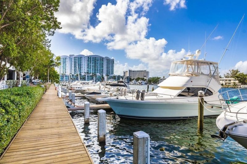 Apartment for rent at Eloquence on the Bay 1604 + DEN
