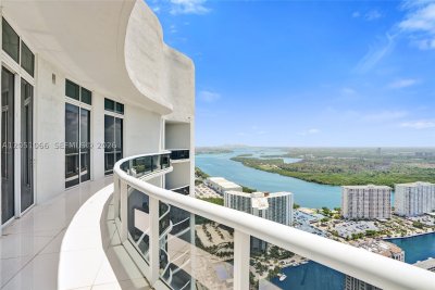 Comprar apartamento no Trump Tower One 4305