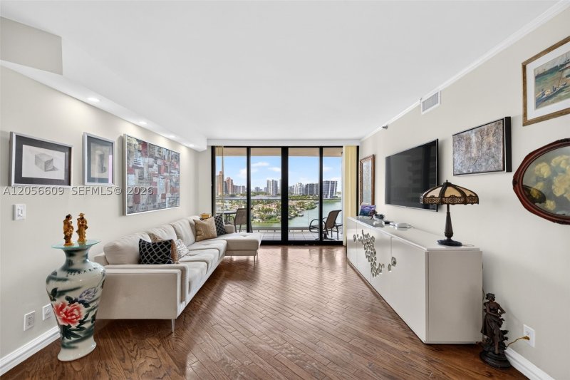 Condo for sale at Williams Island 2800 1005