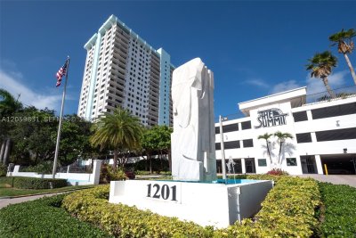 Comprar apartamento en The Summit 1703N