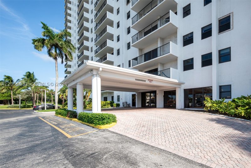 Condo for sale at The Summit 1703N