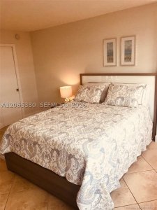 Comprar apartamento en The Collins Condo 912