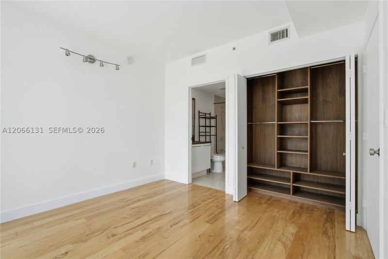 Condo for sale at The Ivy 1801
