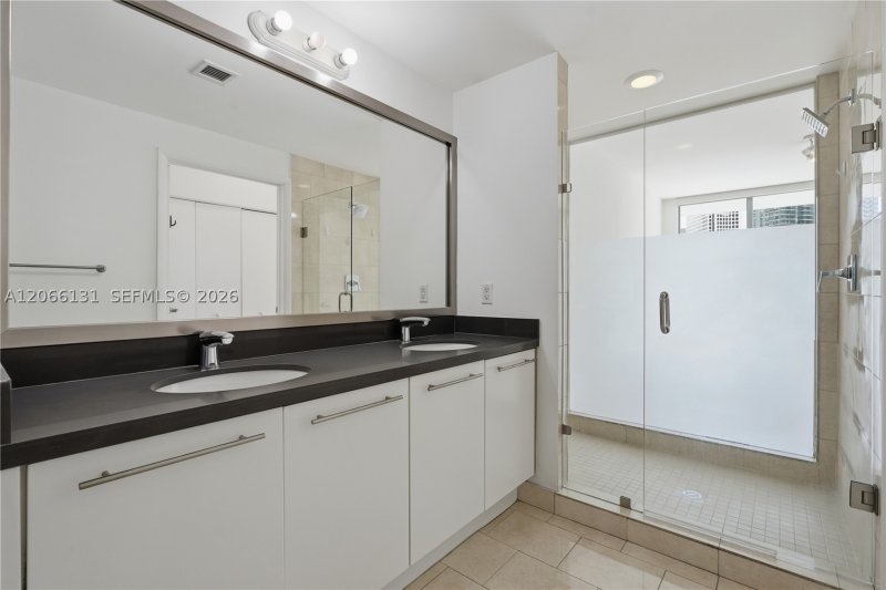 Condo for sale at The Ivy 1801