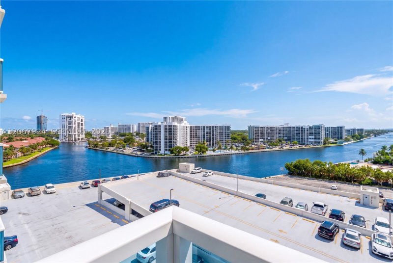Condo for sale at Hallmark of Hollywood 802