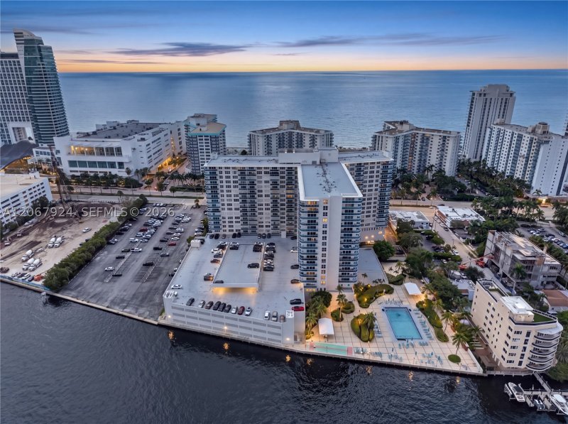 Condo for sale at Hallmark of Hollywood 802