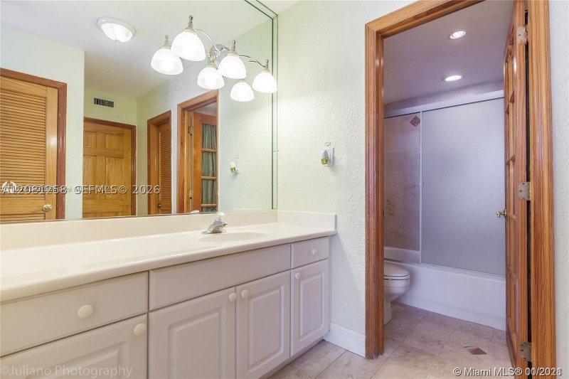 Apartment for rent at Four Winds Condo 1006