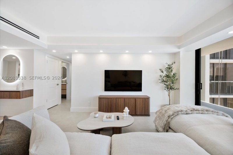 Apartment for rent at Turnberry Towers 19F