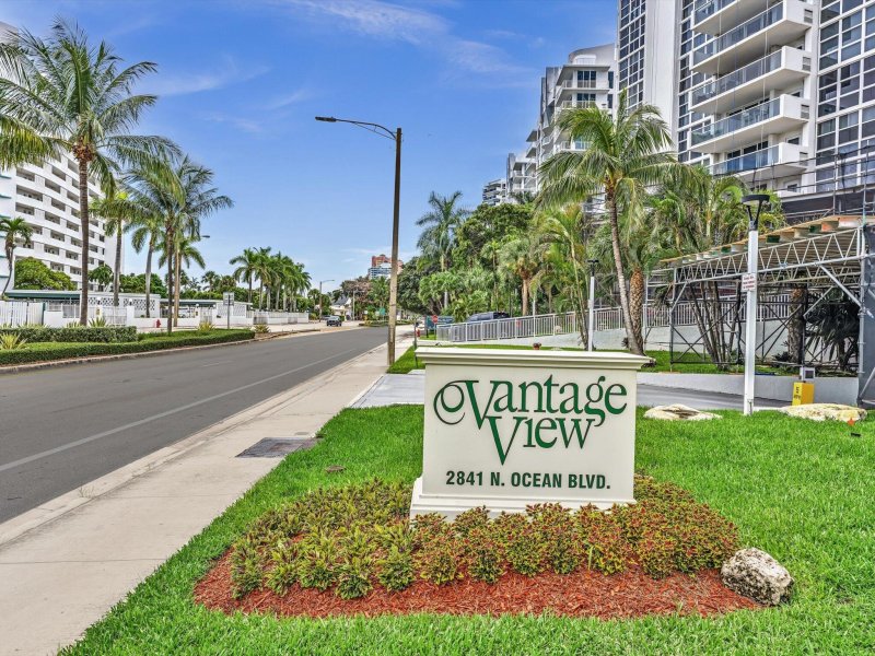 Condo for sale at Vantage View 1105