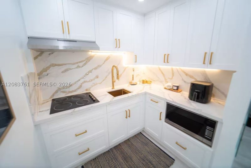Apartment for rent at Bayshore Yacht Tennis Club 903