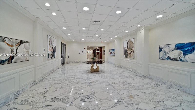 Condo for sale at 5600 Collins 5B