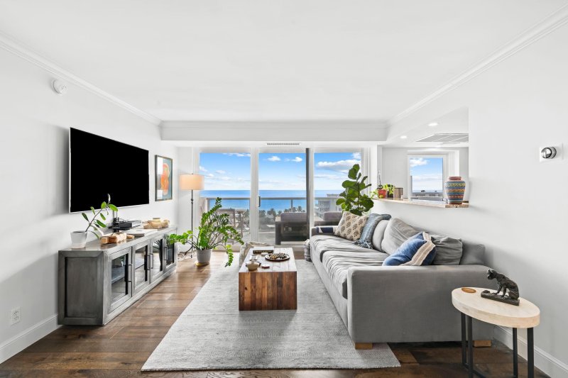 Condo for sale at Vantage View 1508