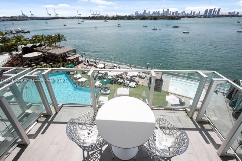 Condo for sale at Mondrian 616