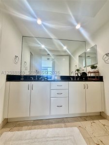 Aluguel de apartamento no The Collins Condo 1026