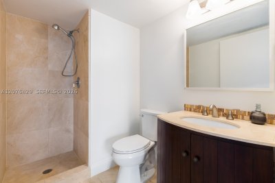 Comprar apartamento no Bayview Plaza 604
