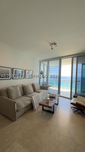 Alquiler de apartamento en Jade Ocean 1506
