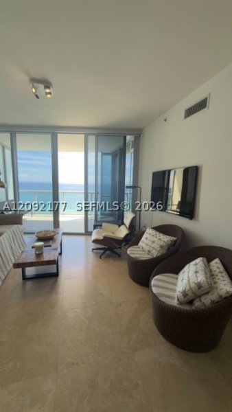 Alquiler de apartamento en Jade Ocean 1506