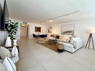 Comprar apartamento no East Point Towers 719